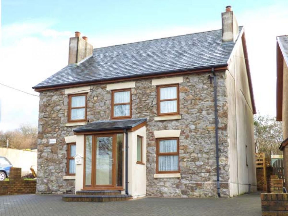 large cottages in carmarthen