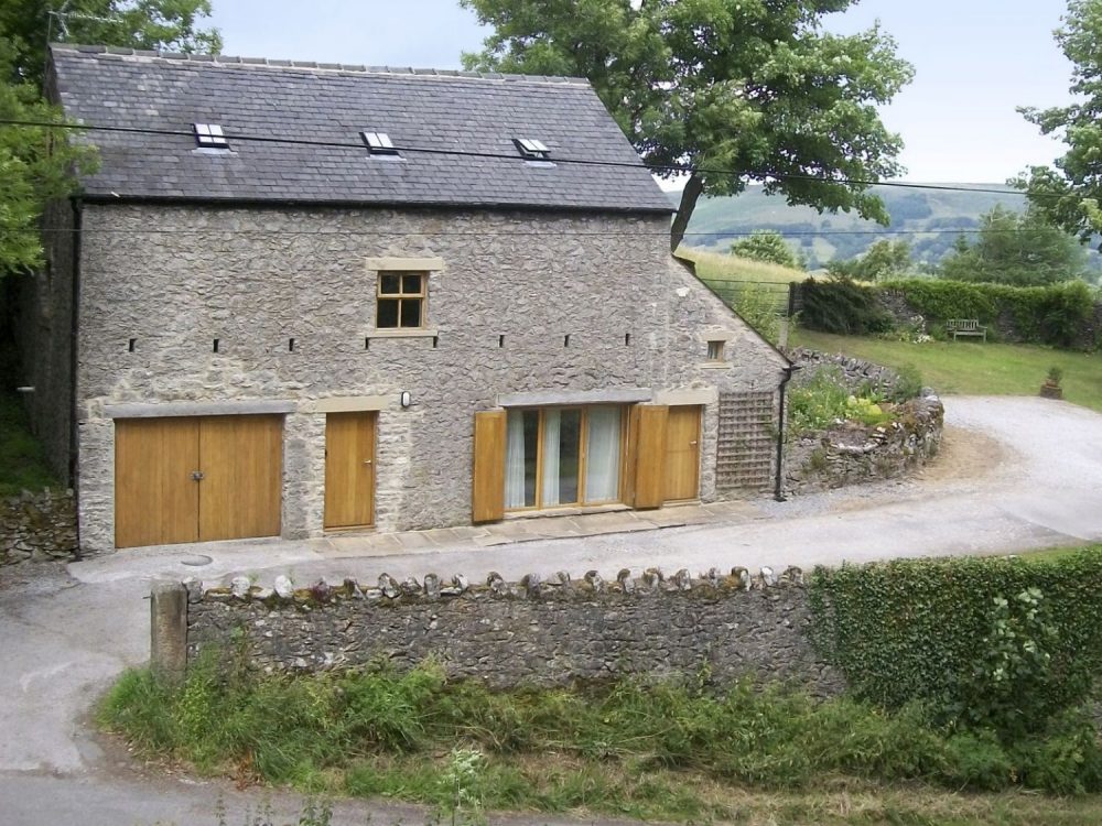 large cottages in castleton