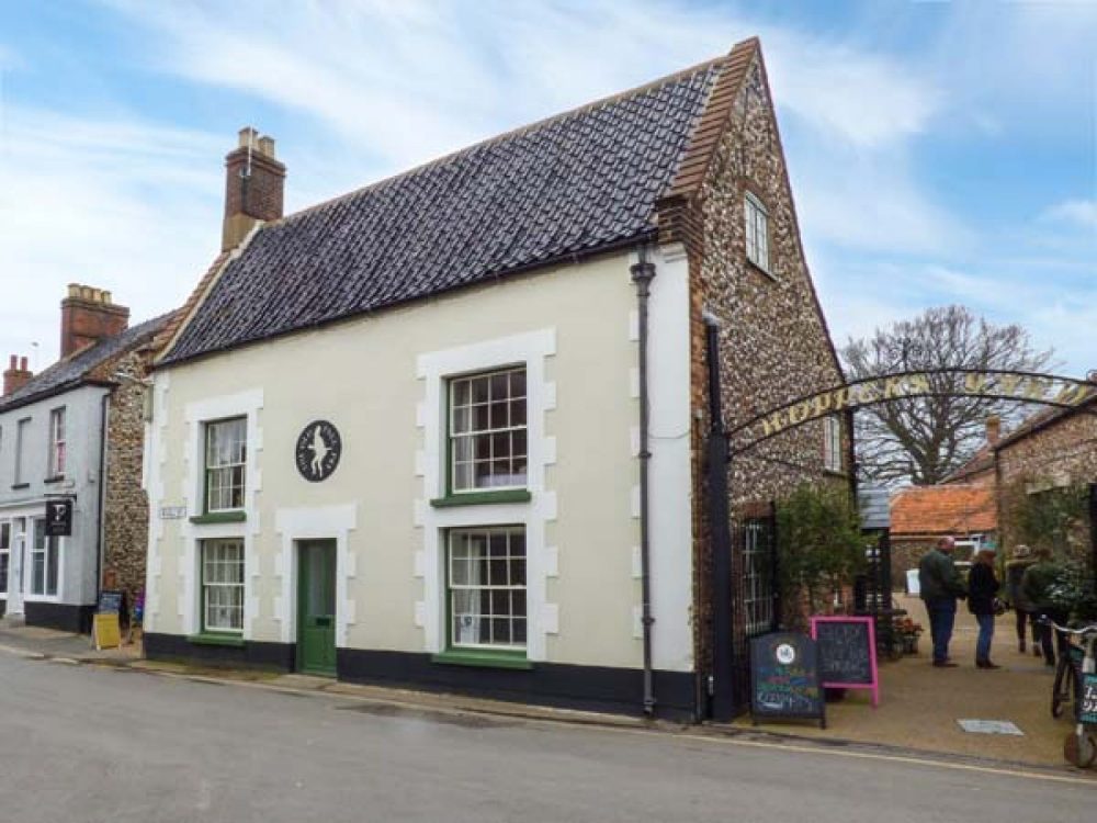 large cottages in holt