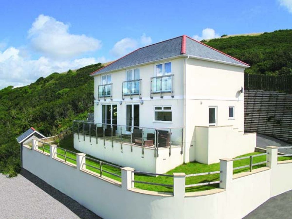 large cottages in looe