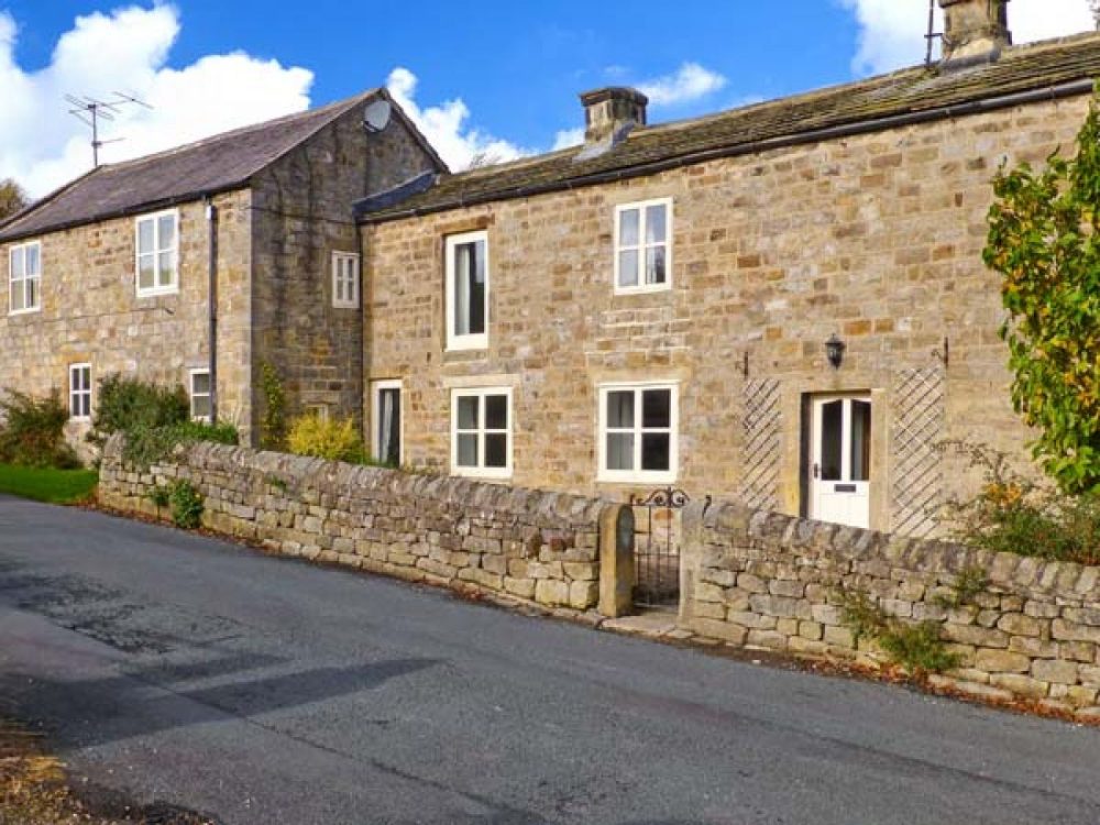 large cottages in pateley bridge