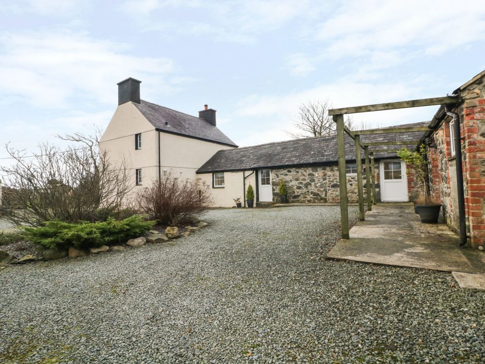 large cottages in pwllheli