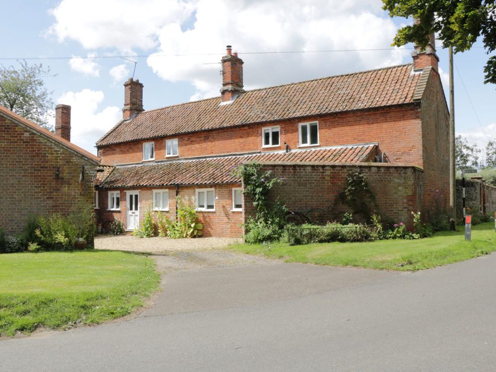 large cottages in wells next sea